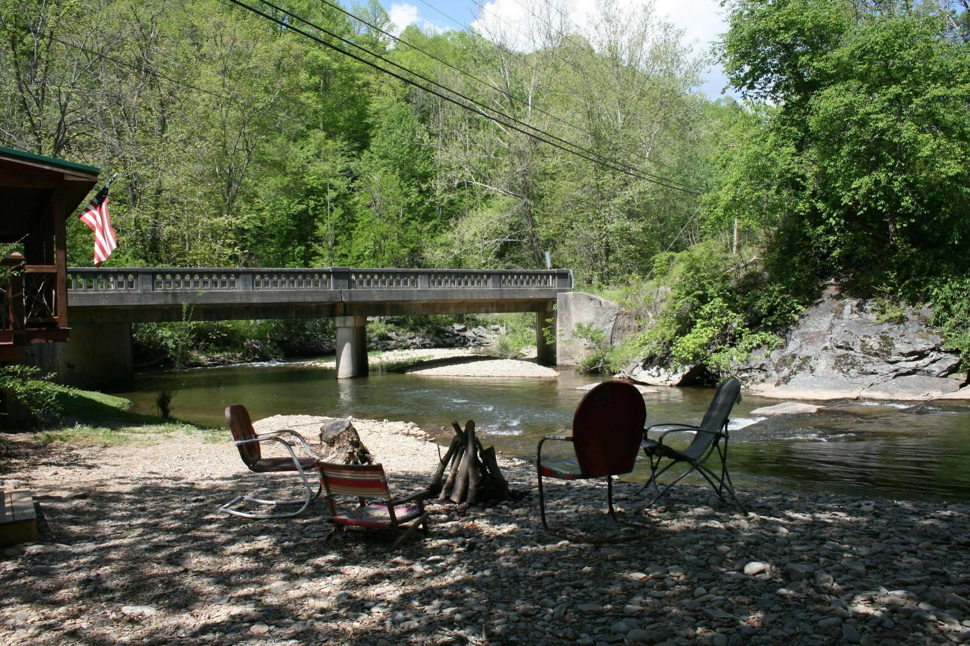 Qualla And Cherokee Near Casino Motel *